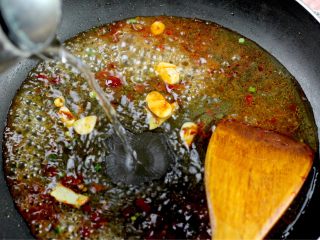 13、水煮肉片,郫县豆瓣酱炒出红油下葱姜蒜爆香烹料酒生抽加汤