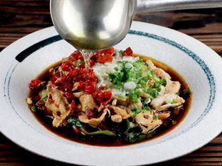 18、水煮肉片,用大勺子盛热油淋在葱蒜辣椒上即可