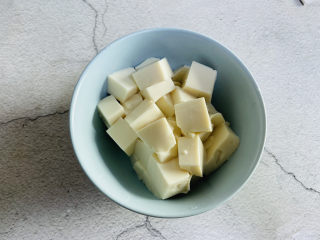 1、白玉菇豆腐汤,内酯豆腐切小块