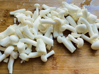 2、白玉菇豆腐汤,白玉菇去根部清洗干净，切小段