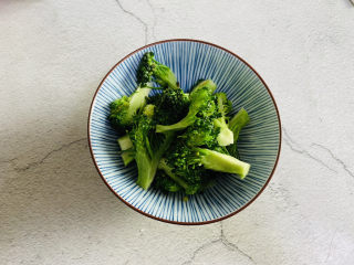 3、白玉菇豆腐汤,西兰花切小朵清洗干净再放入水中焯烫两分钟捞出