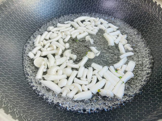 4、白玉菇豆腐汤,白玉菇焯烫两分钟捞出沥干水分备用