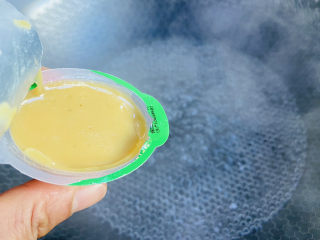 5、白玉菇豆腐汤,锅中加入适量清水大火烧开加入1/2浓汤宝煮开