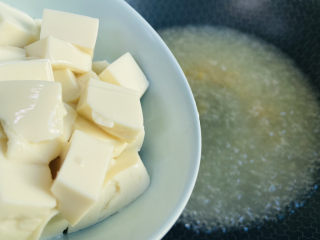 6、白玉菇豆腐汤,加入豆腐