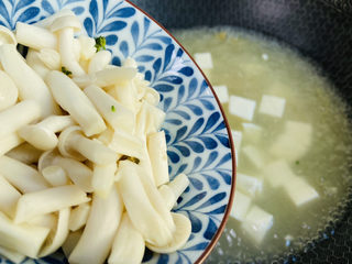 7、白玉菇豆腐汤,加入白玉菇