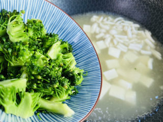 8、白玉菇豆腐汤,加入西兰花煮五分钟