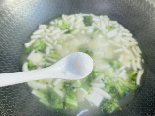 9、白玉菇豆腐汤,根据个人口味加入适量盐