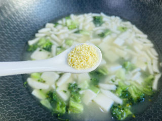 10、白玉菇豆腐汤,鸡精调味