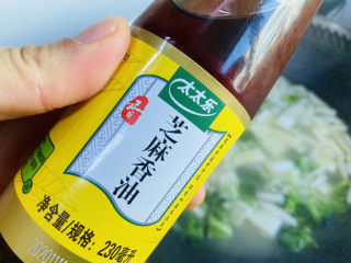 11、白玉菇豆腐汤,加入适量香油搅拌均匀即可食用