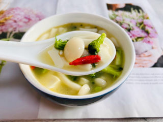13、白玉菇豆腐汤,鲜香美味，营养丰富。