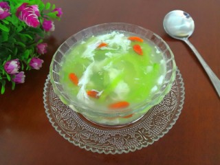 15、蛋白丝瓜枸杞汤,把麻油搅拌均匀,即可上桌开吃