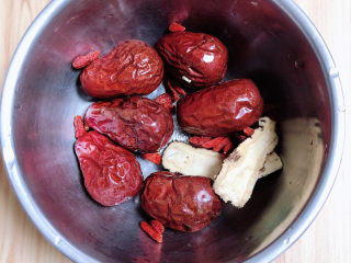 2、鸡蛋醪糟汤,红枣、当归、枸杞子洗净待用。