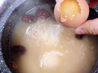 8、鸡蛋醪糟汤,陆续打入鸡蛋。