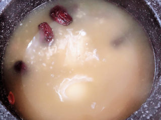 9、鸡蛋醪糟汤,打入鸡蛋不要搅拌，盖盖儿小火焖5分钟。