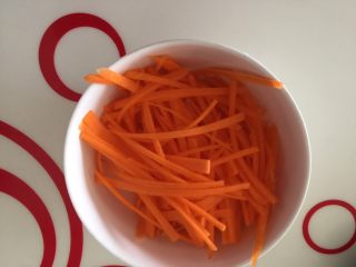 1、鲍汁杏鲍菇烩三丝,红萝卜切丝