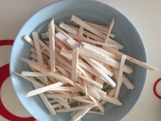 2、鲍汁杏鲍菇烩三丝,杏鲍菇切丝