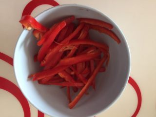 3、鲍汁杏鲍菇烩三丝,红菜椒切丝