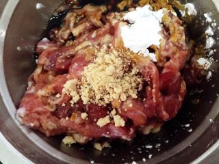 5、鲍汁杏鲍菇烩三丝,放入鸡粉