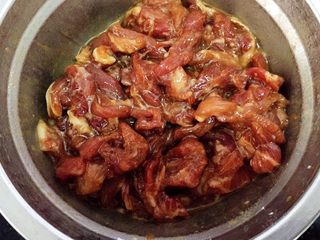 6、鲍汁杏鲍菇烩三丝,搅拌均匀，保鲜膜盖好，放冰箱冷藏1小时