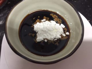 7、鲍汁杏鲍菇烩三丝,放入玉米淀粉、酱油