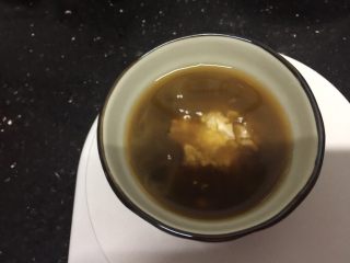 8、鲍汁杏鲍菇烩三丝,加入水和砂糖