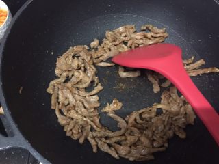 11、鲍汁杏鲍菇烩三丝,翻炒至9成熟捞起备用