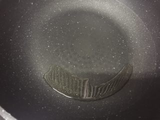 12、鲍汁杏鲍菇烩三丝,锅里放入10g油