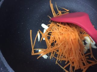 14、鲍汁杏鲍菇烩三丝,放入红萝卜丝快速翻炒一分钟