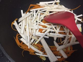 15、鲍汁杏鲍菇烩三丝,放入杏鲍菇丝继续翻炒两分钟