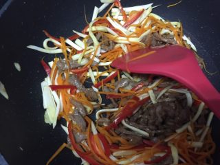 17、鲍汁杏鲍菇烩三丝,翻炒几秒