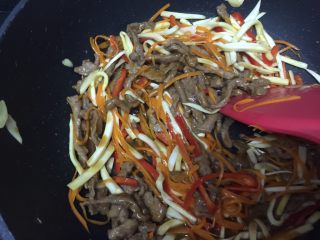 18、鲍汁杏鲍菇烩三丝,加入鲍汁酱，快速翻炒均匀