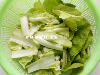 3、白菜炒木耳,小白菜洗净，掰成两段，沥干水分；