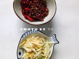 5、白菜炒木耳,再备上干辣椒段、花椒、姜丝、蒜丝、葱段；