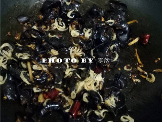 10、白菜炒木耳,放入虾皮，继续翻炒；
