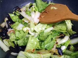 11、白菜炒木耳,放入白菜茎翻炒3秒，再放入白菜叶迅速翻炒；