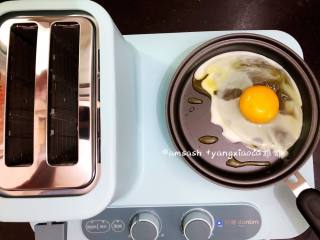 3、鸡蛋面,把加热档调到最大，小平底锅中加入适量的食用油，然后磕入鸡蛋，把鸡蛋煎好