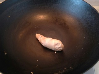 1、豪华版黄鱼面,烧热锅用姜擦一边锅。