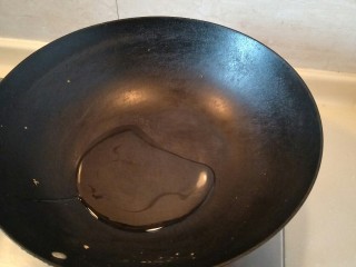 2、豪华版黄鱼面,倒一点油下去，热锅冷油。