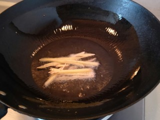 3、豪华版黄鱼面,放入切好的姜丝。大火炒一分钟。