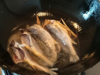 4、豪华版黄鱼面,改中小火，放入腌制好的小黄鱼煎
