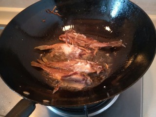 5、豪华版黄鱼面,小黄鱼翻身。煎到两面金黄。