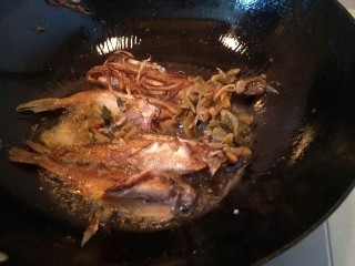 6、豪华版黄鱼面,放入调羹咸菜。