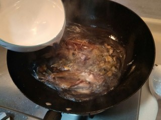 7、豪华版黄鱼面,加入冷水1000ml