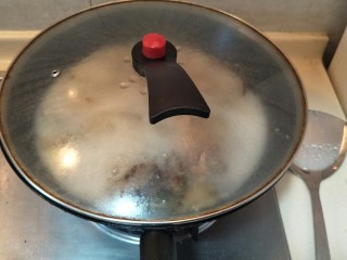 9、豪华版黄鱼面,盖锅盖大火煮十分钟。汤底会变乳白色。