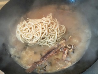 11、豪华版黄鱼面,再下入面条。