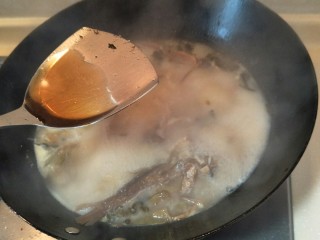 10、豪华版黄鱼面,等汤底变成白色以后放入一勺料酒。