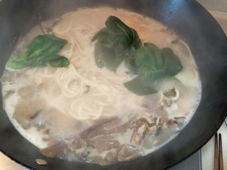 12、豪华版黄鱼面,有小青菜的可以放一点小青菜。