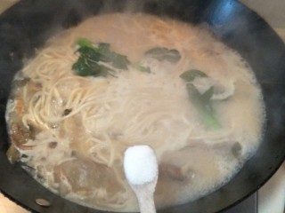 13、豪华版黄鱼面,加入2勺盐。