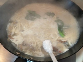 14、豪华版黄鱼面,再加入两勺糖