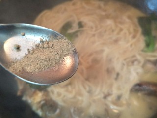 15、豪华版黄鱼面,加入少许黑胡椒粉去腥